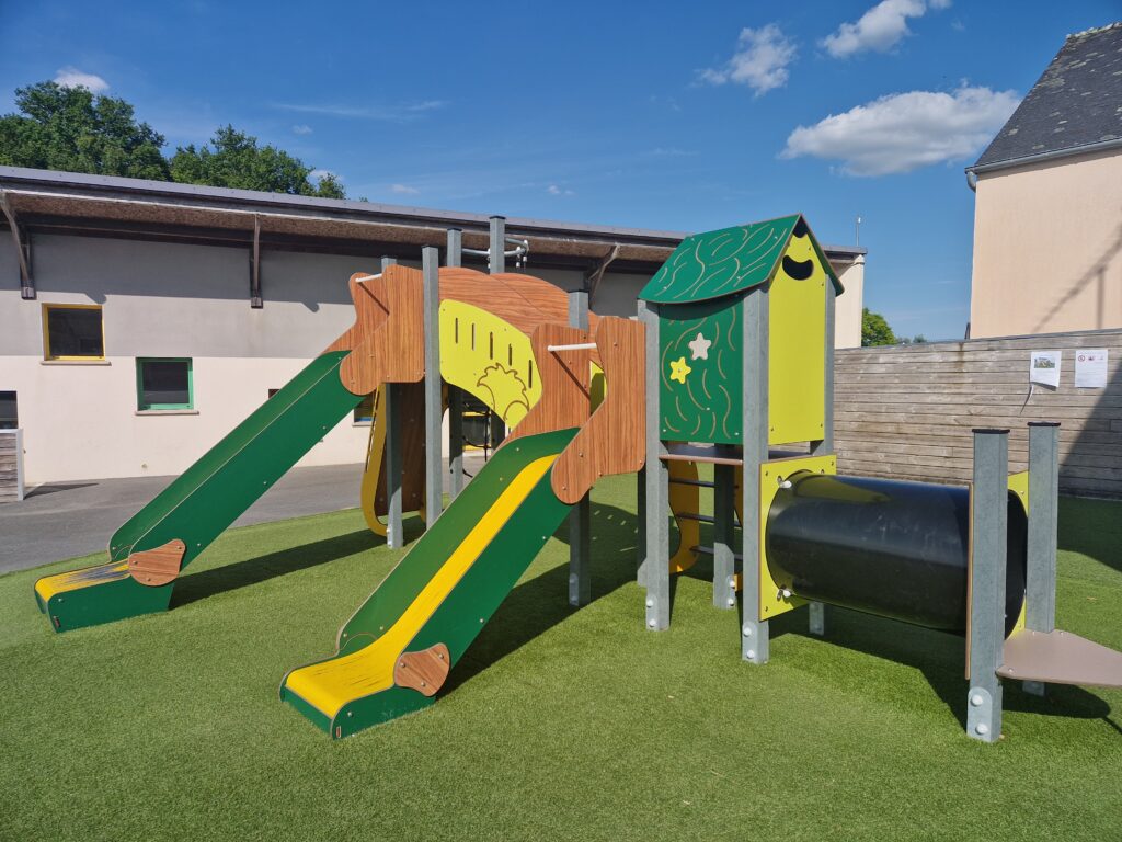 Sol Synthetique Kks 706 Poteaux Recyclés Et Hpl école Jeanne D'arc St Dolay 56