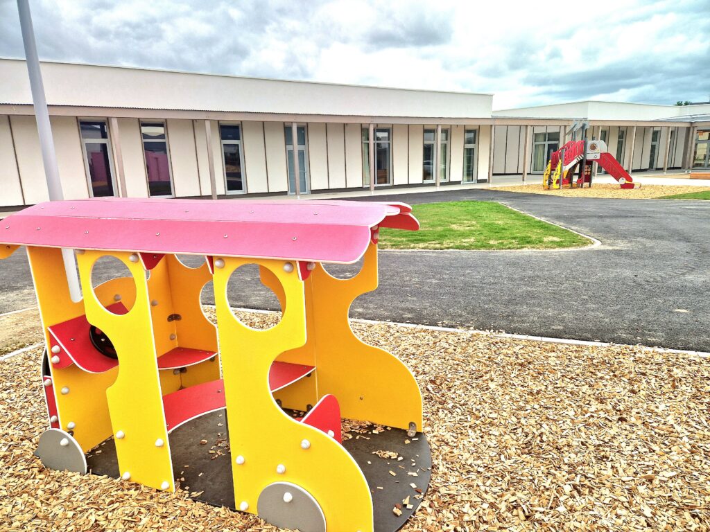 végétalisation-cour-école-arbre-copeaux