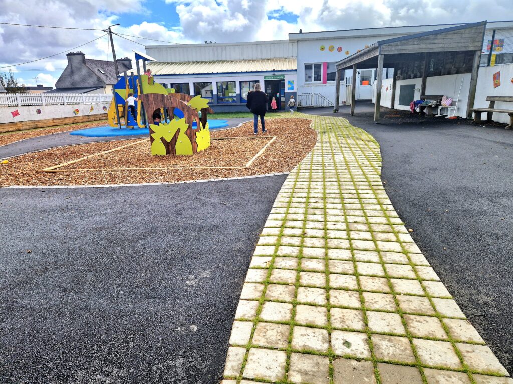 Végétalisation Cour école Ste Therese Guilers56 (1)