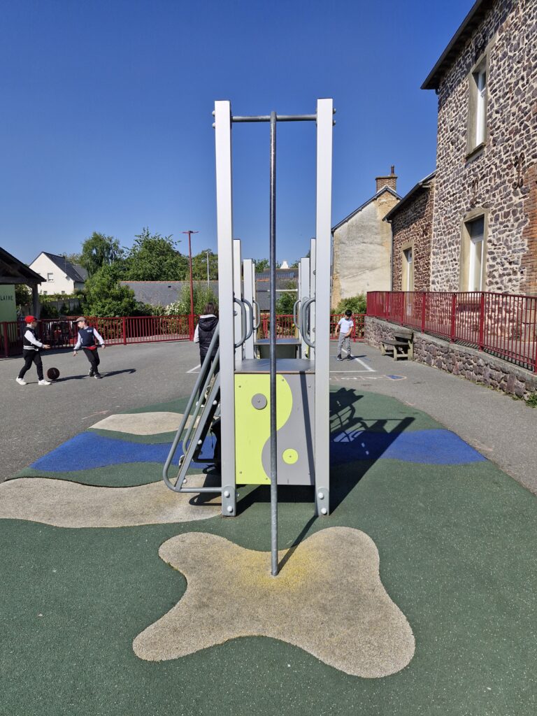 Rénovation_aire-dejeu-Pleumeulec-sol-souple-filet