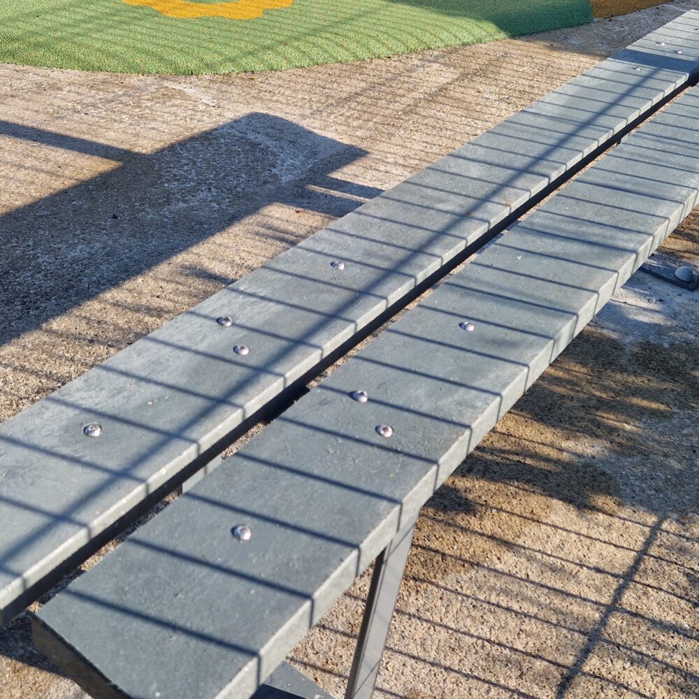 Amg Banc Cigale Mobilier Banc Simple Léger Recyclé Intégration Pleyben 29 Hpl.jpg