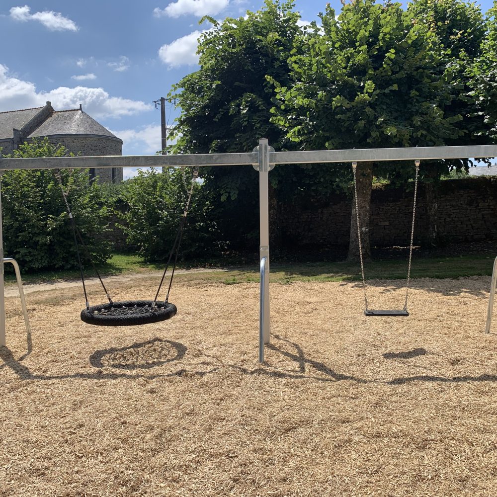 Balançoire nid oiseau parc commune