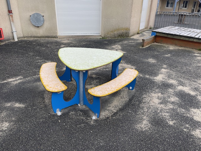 Att Table Trigo Mobilier école Triangulaire Triangle Enfants Devoirs Exercices .jpg