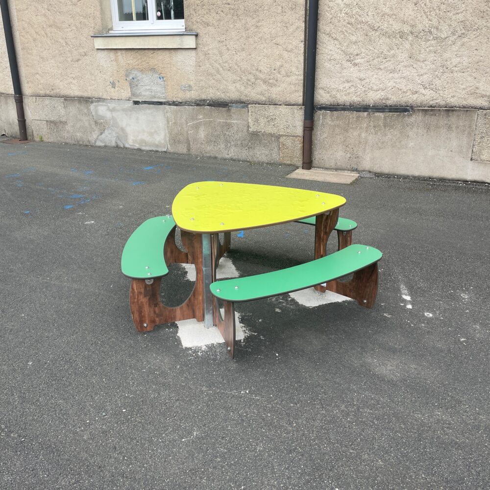 Att Table Trigo Mobilier école Triangulaire Triangle Enfants Devoirs Exercices.jpg