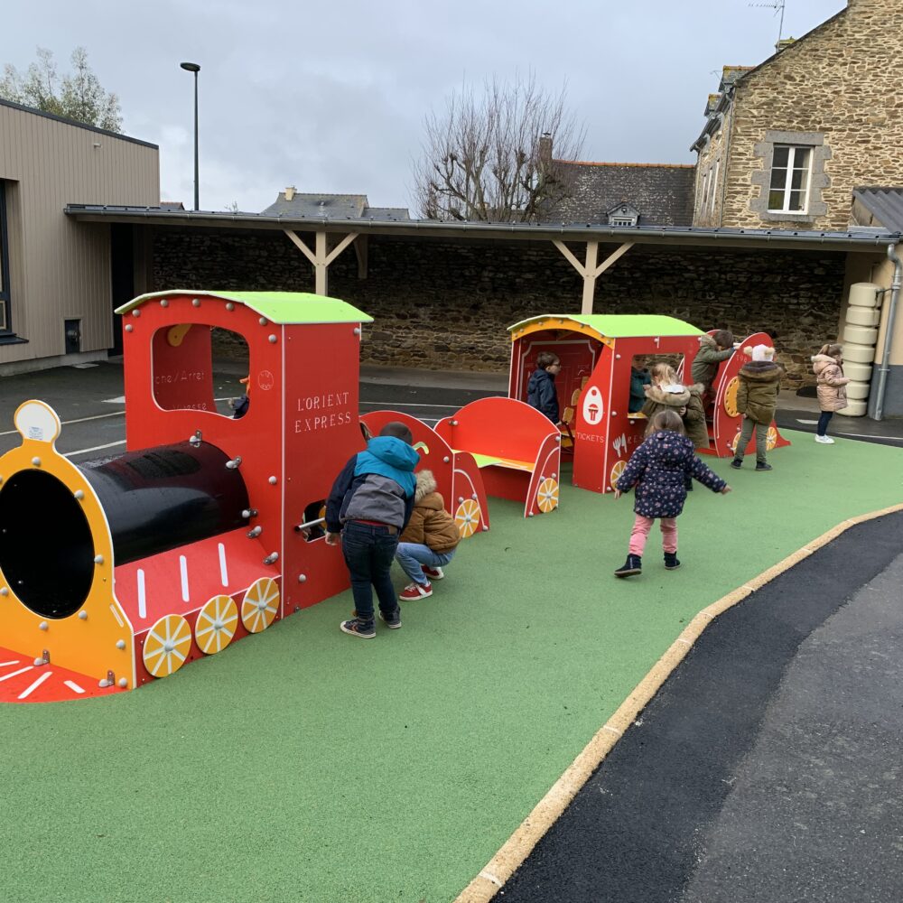 Cabanes Et Jeux De Roles Mge Grand Express Saint Méloir Des Ondes 35 Train Locomotive Rouge