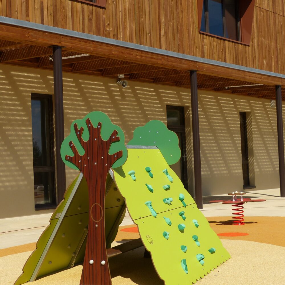 Mem-cabane-maisonnette-mur-escalade-Ombrelle-photo-ecole