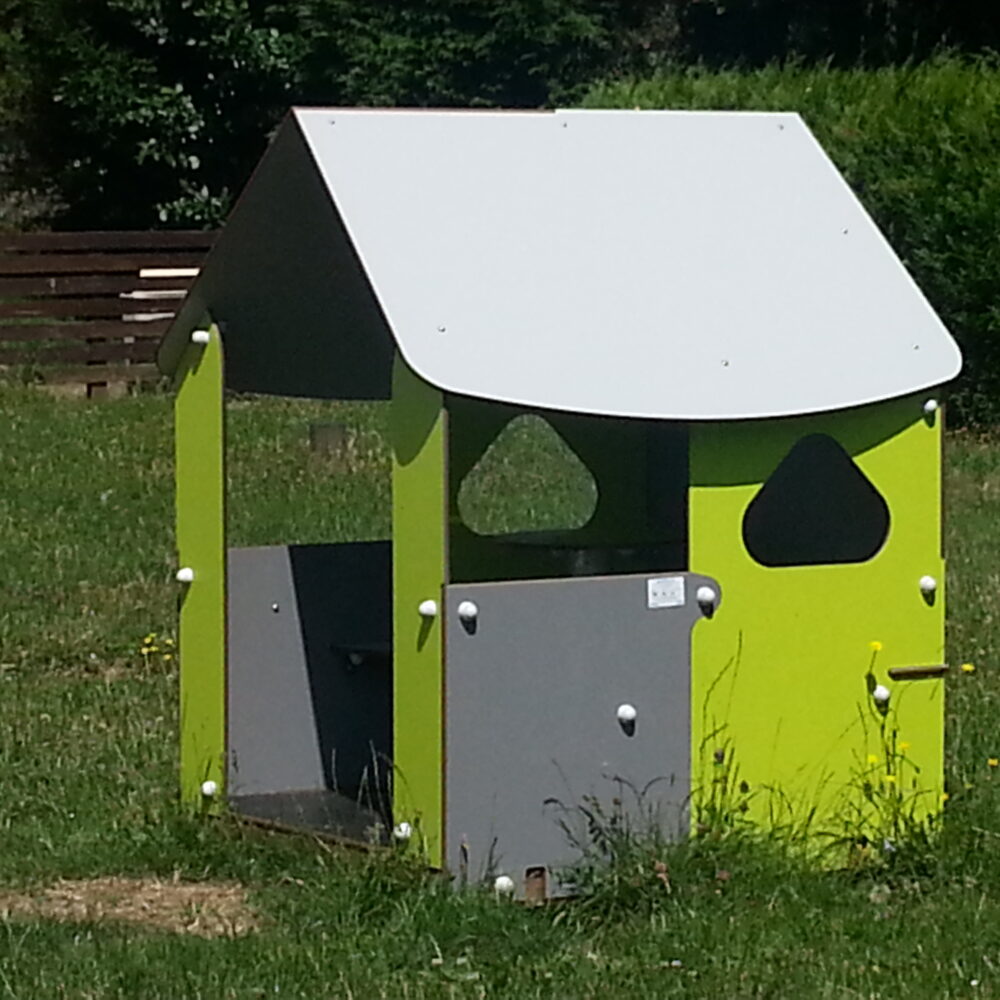 Cabane-MMR-refuge-maisonnette-cachette-reposer-photo-réalisation-jeu-extérieur-synchronicity-gris-vert-anis