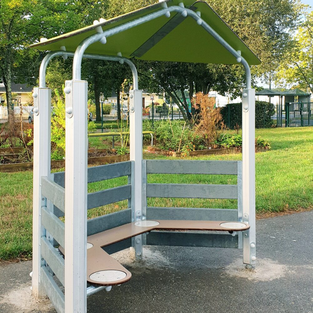 Qa3 Riders On The Storm Mobilier Sit Stand Banc Lycée Moderne Toit Ados Urbain Ploemeur 56.jpg