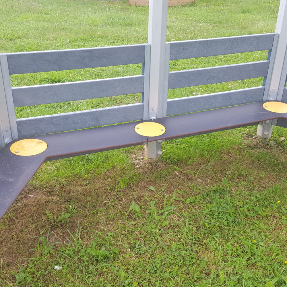 Qa6 Banc Yellow Submarine Mobilier Flagship Refuge Ados Couvert Toit Dineault 22 Hpl .jpg