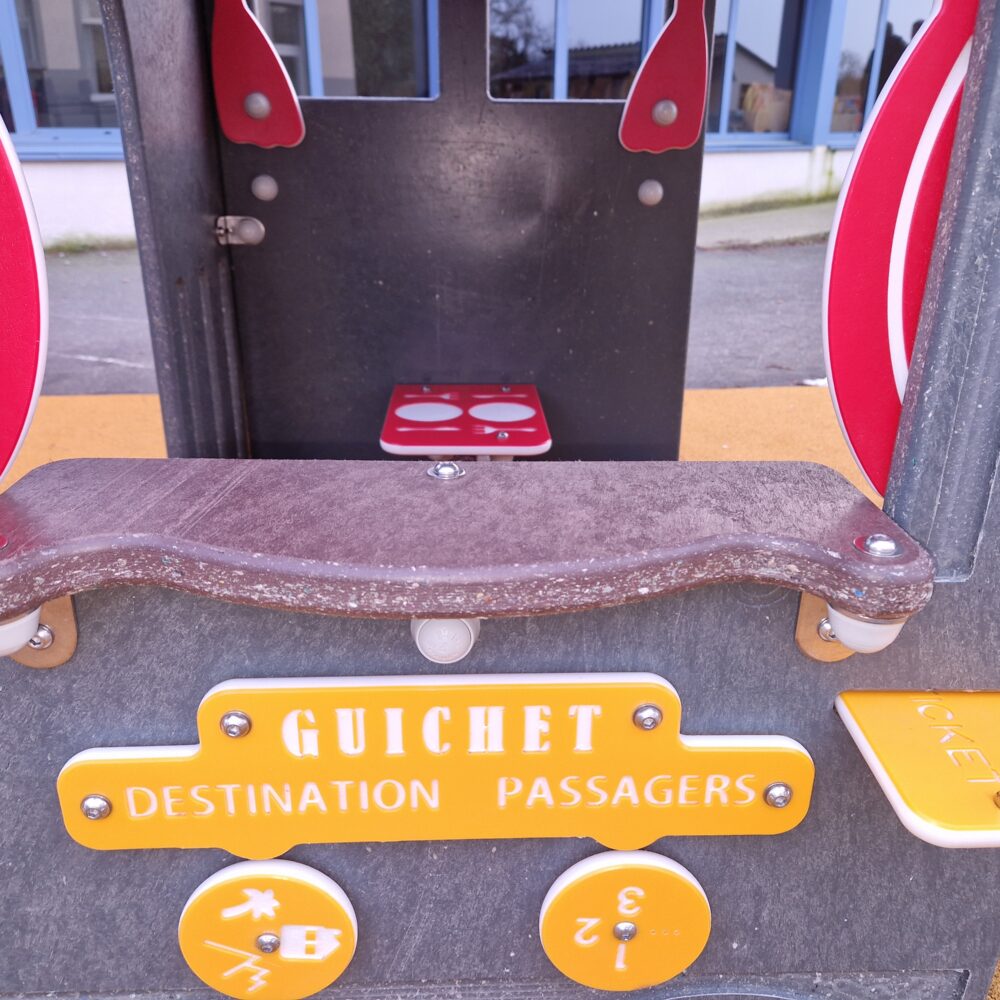 Cabane Train Recyclé éco Conception Locomotive Panache Express Photo Comptoir