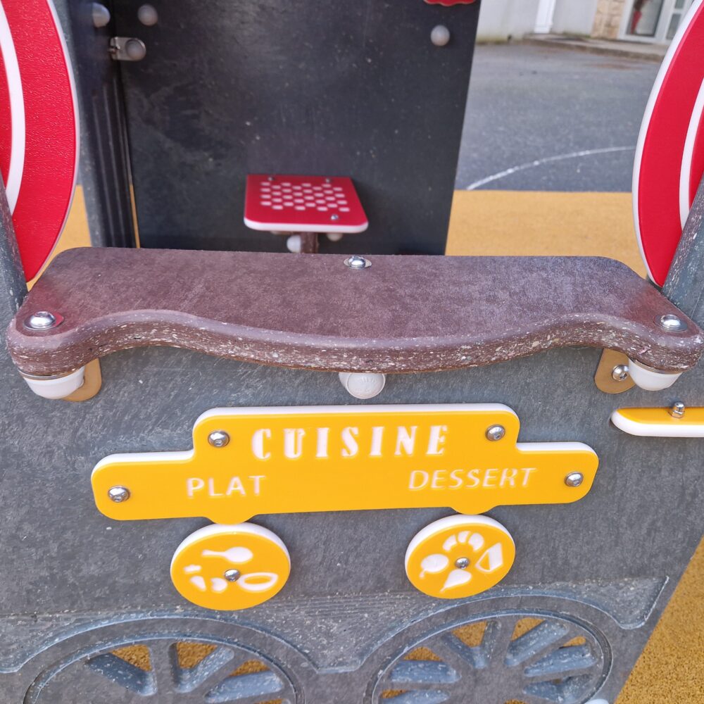 Cabane Train Recyclé éco Conception Locomotive Panache Express Photo Cuisine