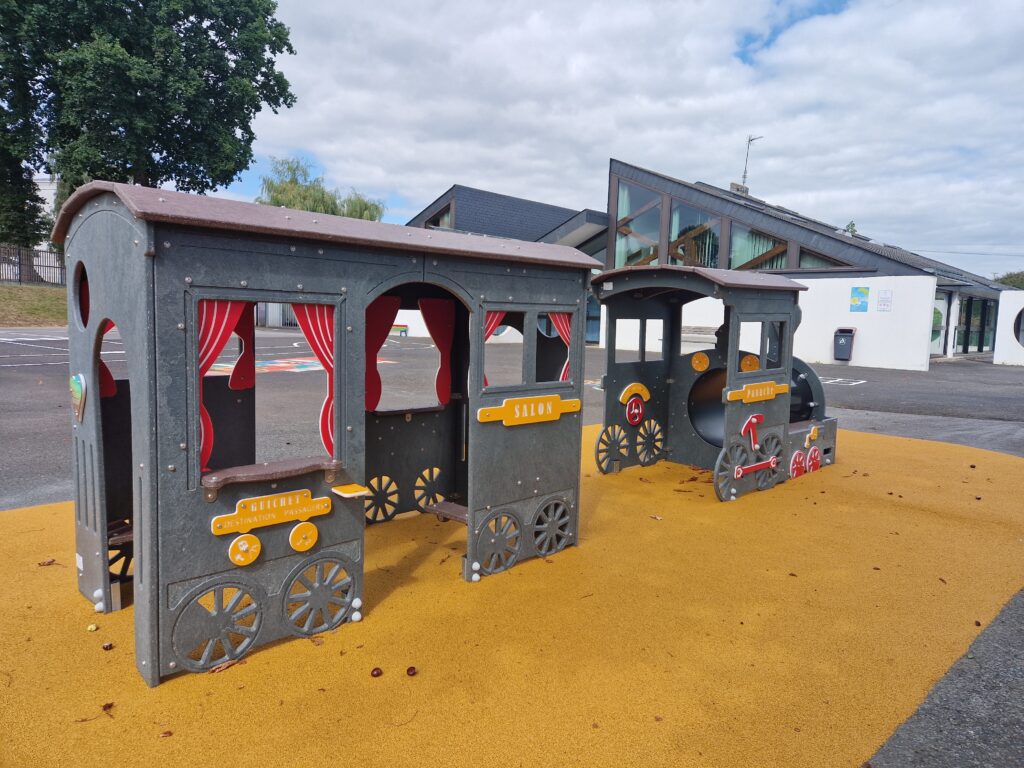 Cabanes Et Jeux De Roles 2 Lpe Panache Express Loudéac 22 Photo Realisation Recycle Plastique