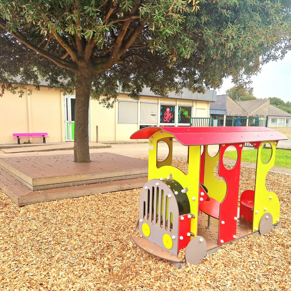 Cabanes Et Jeux De Roles Mbs Bus Belz 56 Car Bus Rouge Jaune Cour Ecole