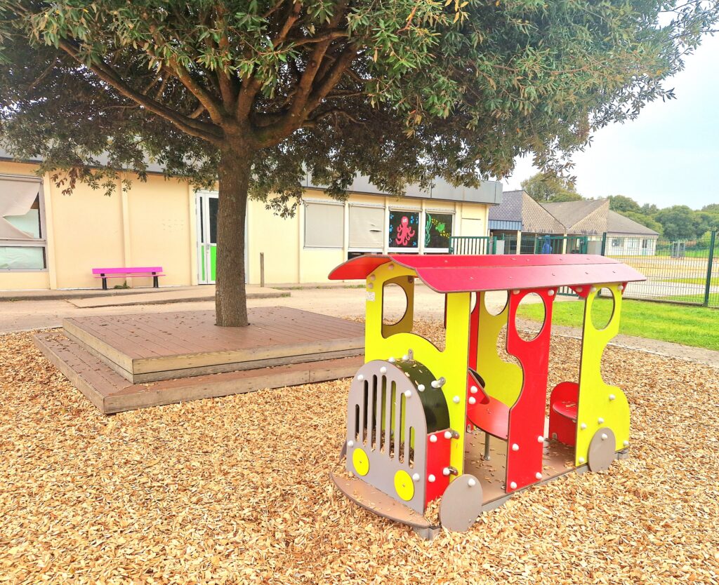 Cabanes Et Jeux De Roles Mbs Bus Belz 56 Car Bus Rouge Jaune Cour Ecole
