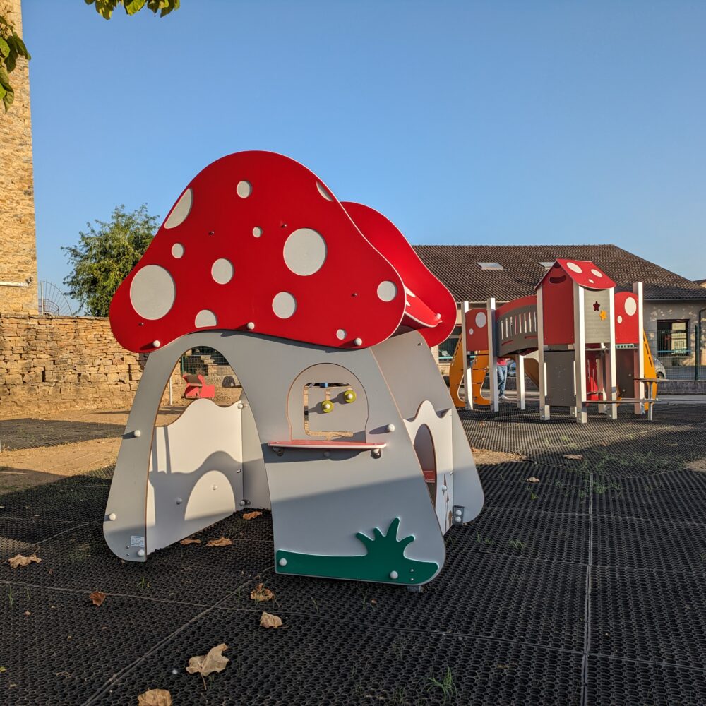 Cabanes Et Jeux De Roles Mcp Champy Villemoirieu 38 Ecole Cour Maternelle Chapignon Foret