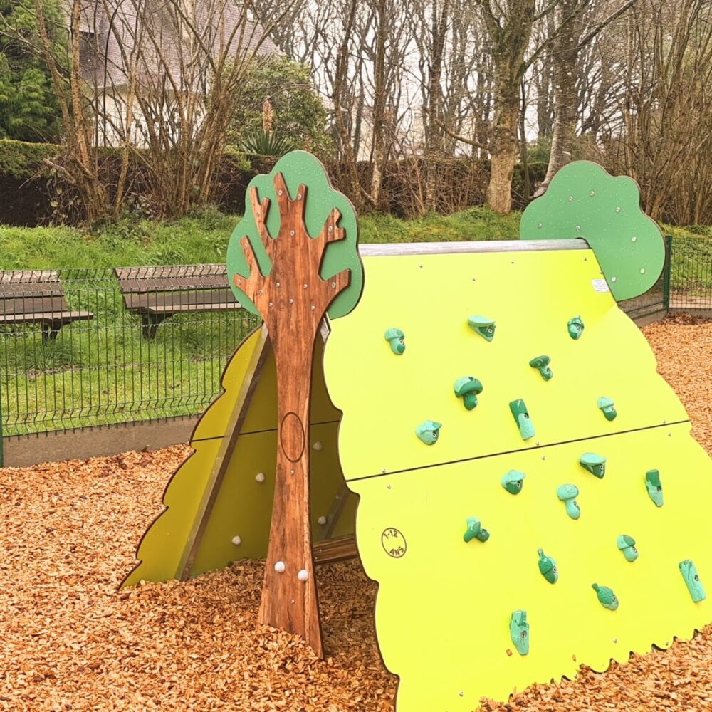 Cabane avec mur d'escalade pour les parcs des collectivités