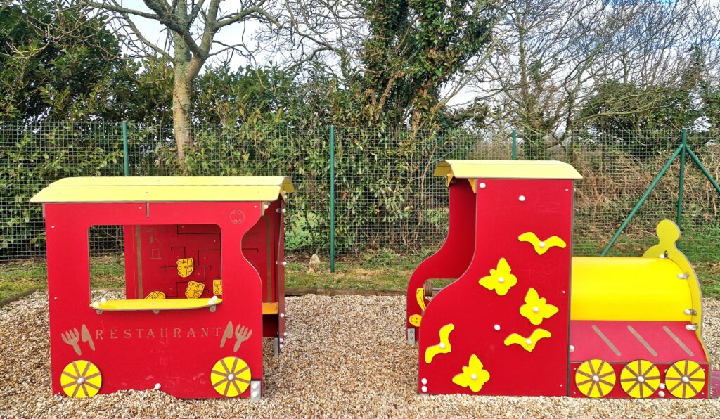 Aire de jeux Plouarzel avec train rouge Lorient Express et balançoires Finistère