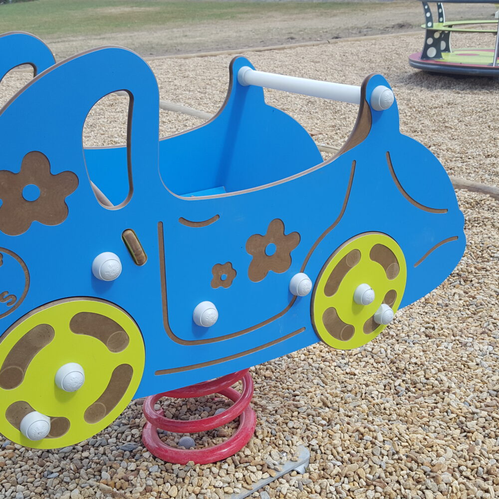 RTI-Titine-voiture-bleu-HPL Pluherlin 56 Dans Bac A Gravillons