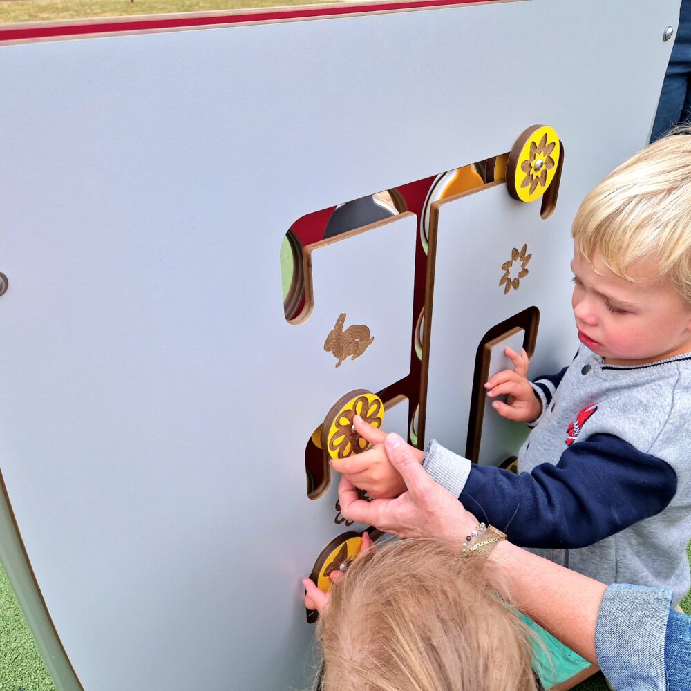 panneau-ludique-manipulation_acessoires-aire-jeux-enfants-inclusifs