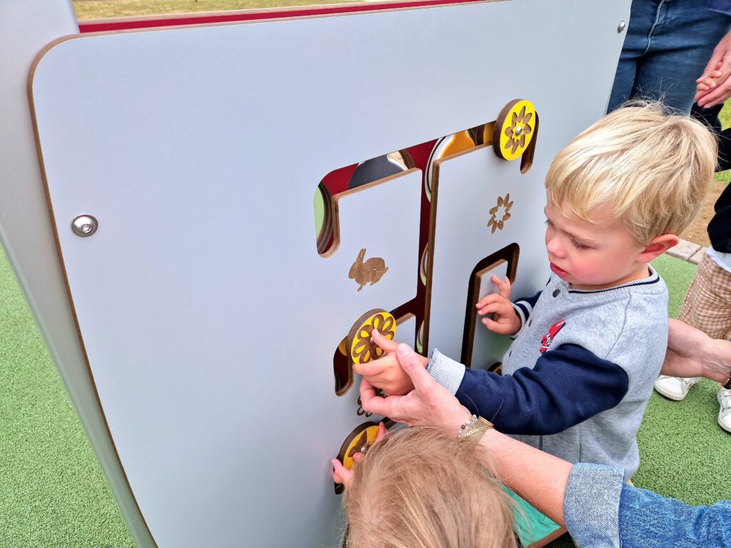 panneau-ludique-manipulation_acessoires-aire-jeux-enfants-inclusifs