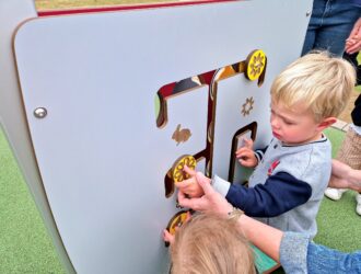 panneau-ludique-manipulation_acessoires-aire-jeux-enfants-inclusifs