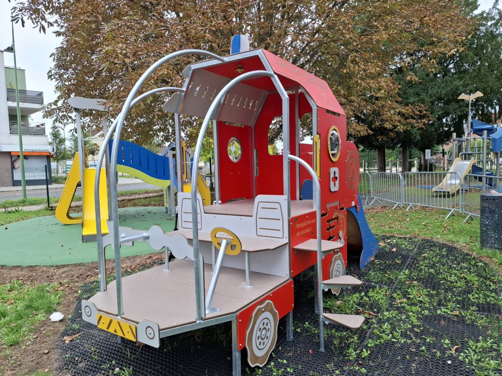 Aire De Jeux Dans Un Square De La Commune De Bessancourt (95) Cabane Pin Pon Camion Pompier 2