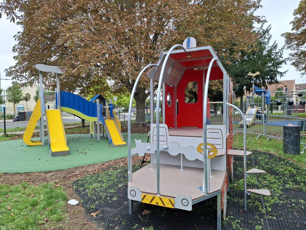 Aire De Jeux Dans Un Square De La Commune De Bessancourt (95) Cabane Pin Pon Camion Pompier