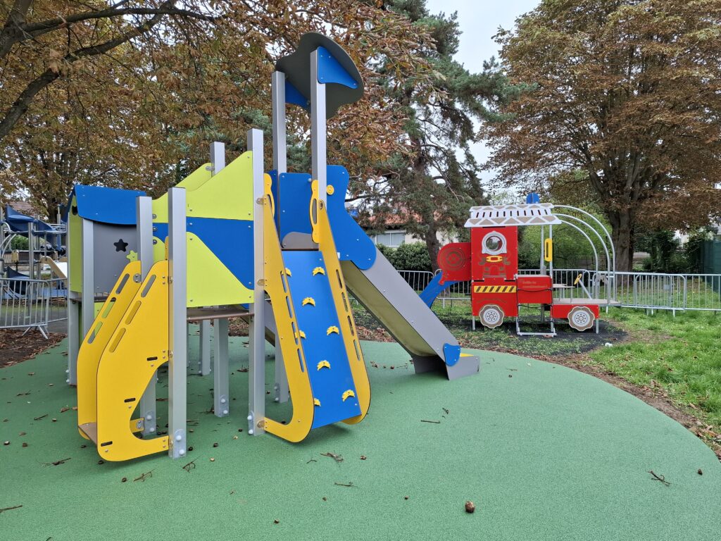 Aire De Jeux Dans Un Square De La Commune De Bessancourt (95)