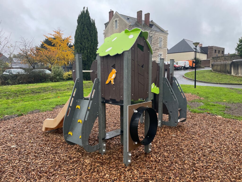 Aire De Jeux Plastique Recyclé De Saint Clement De La Place (49) 2