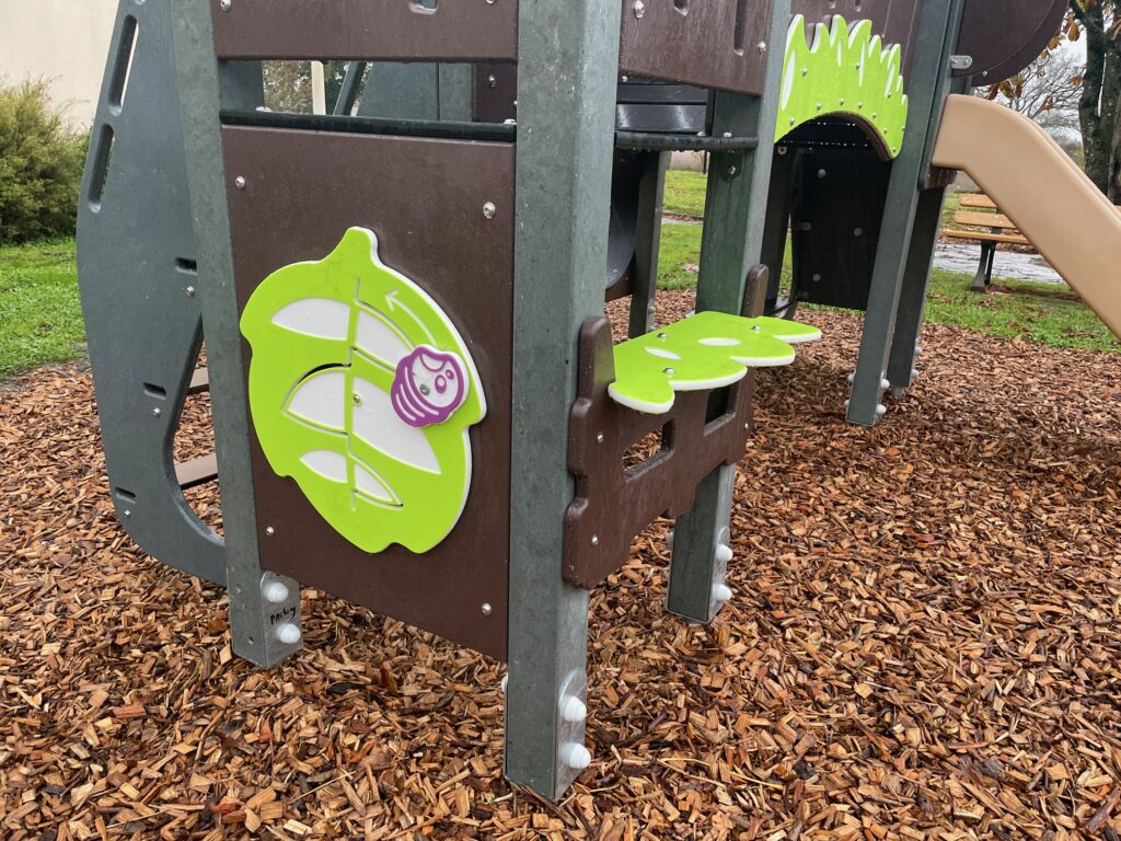 Aire De Jeux Plastique Recyclé De Saint Clement De La Place (49) Zoom