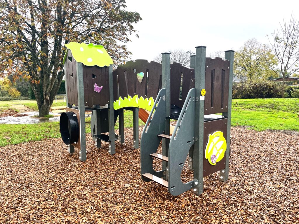 Aire De Jeux Plastique Recyclé De Saint Clement De La Place (49)