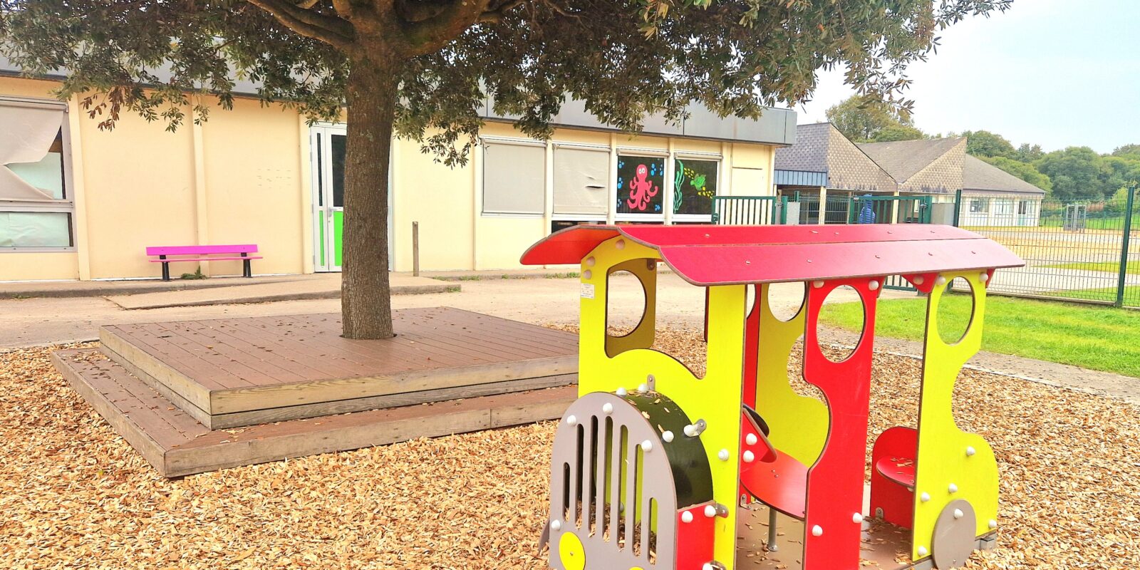 Cabanes Et Jeux De Roles Mbs Bus Belz 56 Car Bus Rouge Jaune Cour Ecole