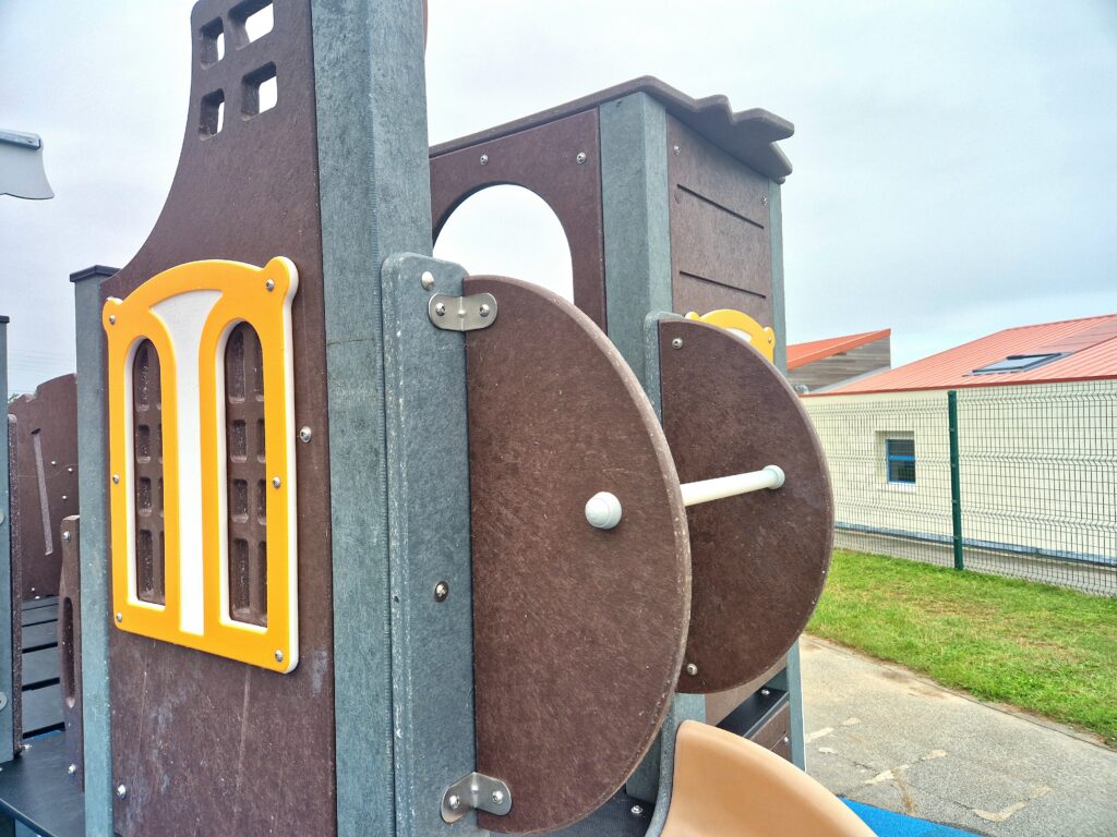 Détail Des Poteaux En Plastique Recyclé Sur Une Aire De Jeux Scolaire En Bretagne. (1)