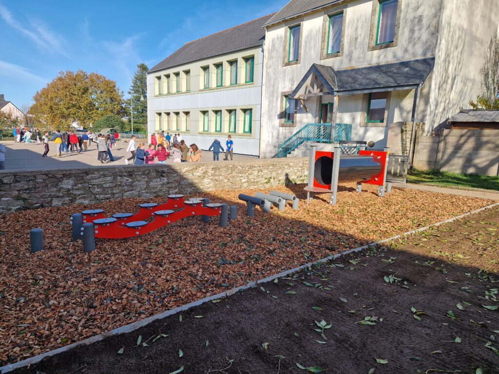 Parcours de motricité plastique recyclé pour école primaire Finistère
