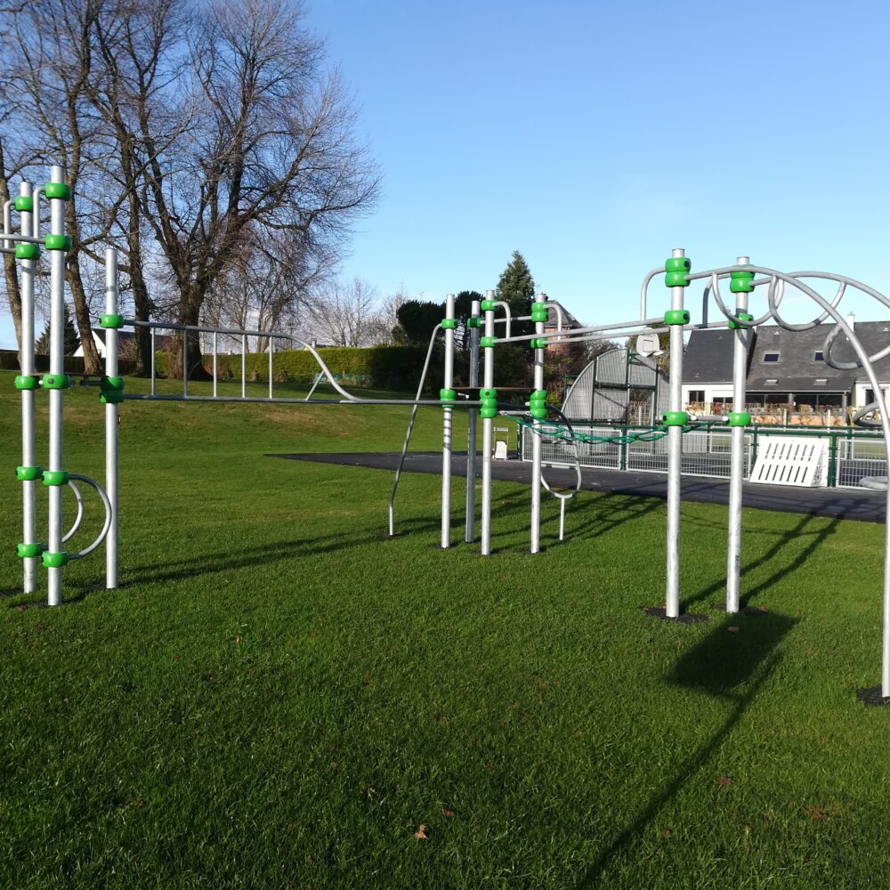 IMN6-bim-bam-bouge-equemauville-14-structure-jeu-exterieur-adolescent-motricité