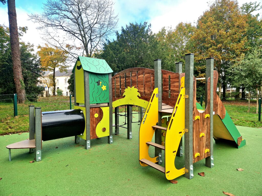 Kks 1008 Gouter Poteaux Recycles Et Hpl Goven 35 2 1024x768