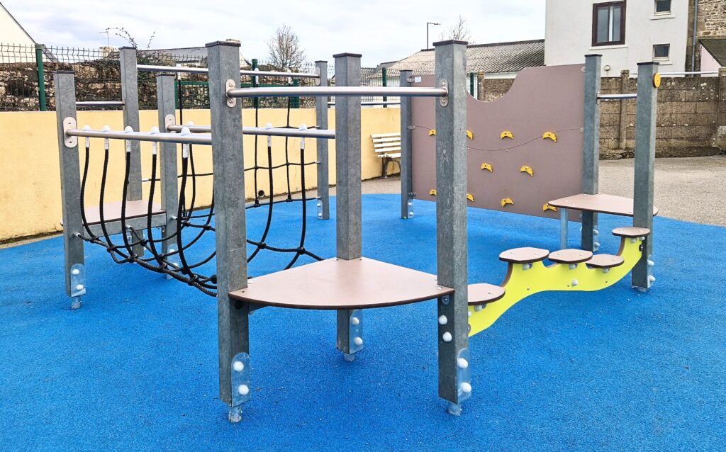 Kks 1242 Bigorneau Poteaux Recyclés Et Hpl école Notre Dame De Joie Merlevenez 56 (1)