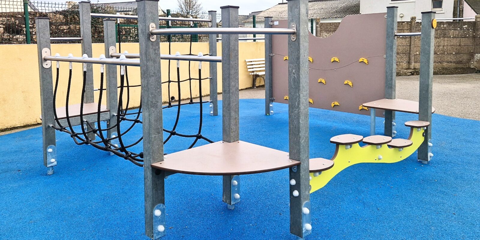 Kks 1242 Bigorneau Poteaux Recyclés Et Hpl école Notre Dame De Joie Merlevenez 56 (1)