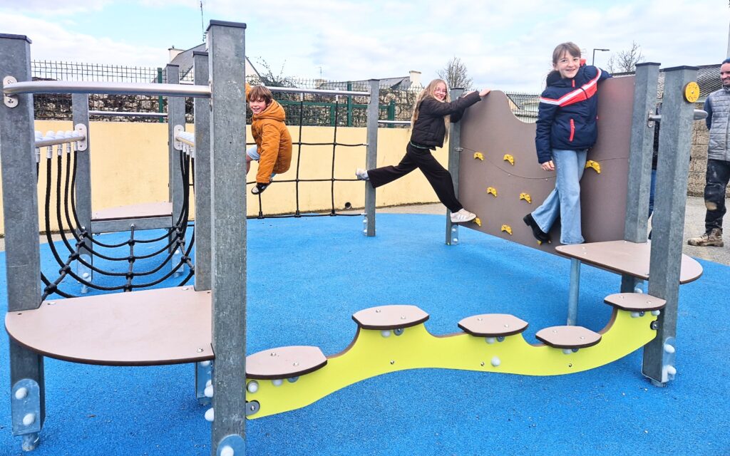 Kks 1242 Bigorneau Poteaux Recyclés Et Hpl école Notre Dame De Joie Merlevenez 56 (3)