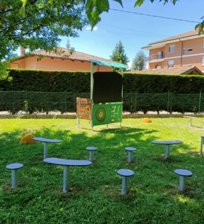 Mobilier Scolaire Extérieur Durable Installé Dans Une école En Italie