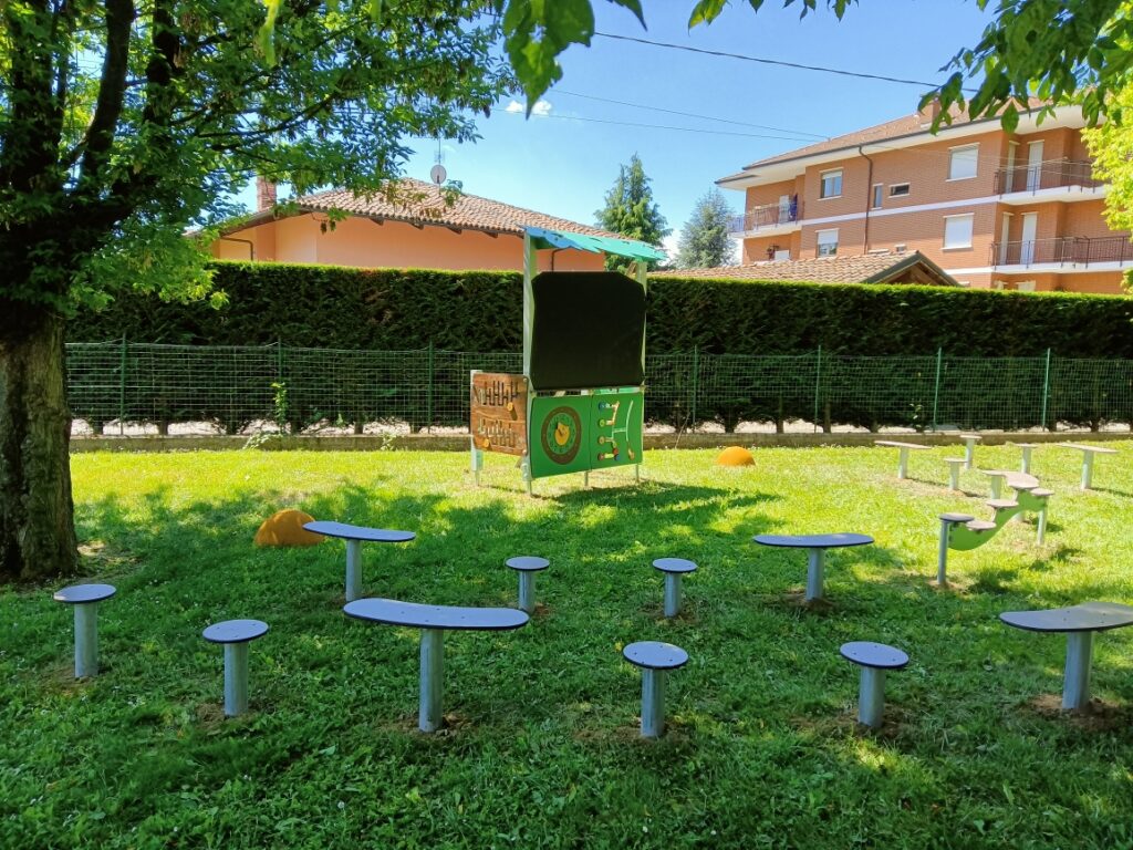 Mobilier Scolaire Extérieur Durable Installé Dans Une école En Italie