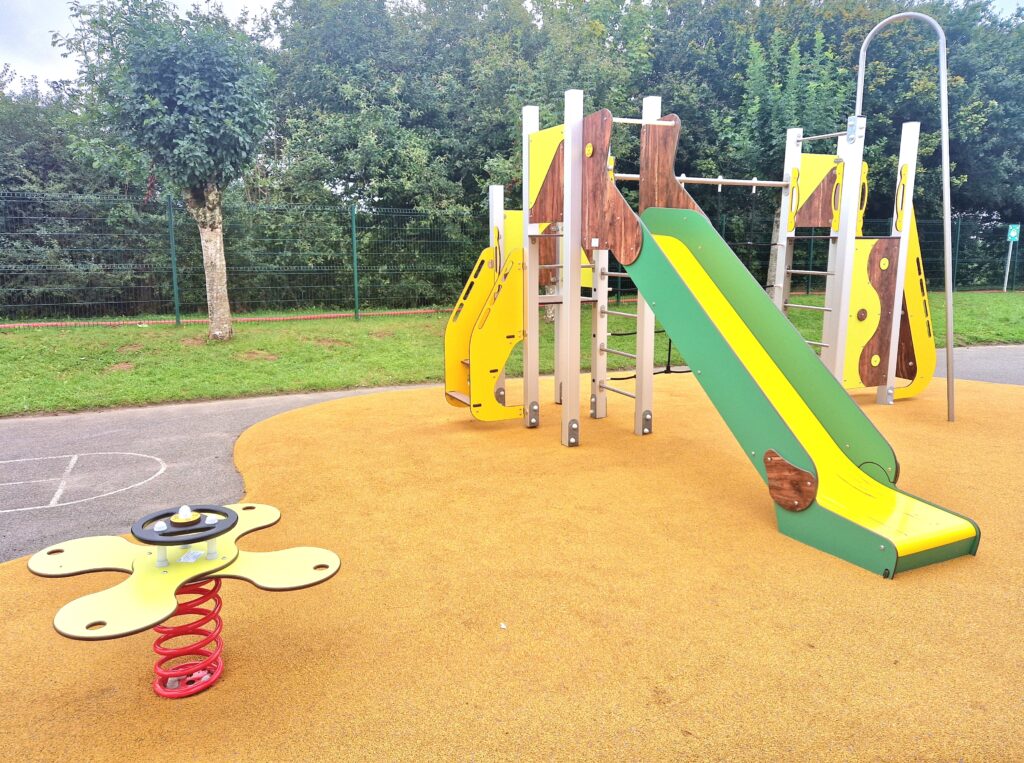 Réhabilitation Aire De Jeux Avec Structure Multifonctions à Plouégat Moysan.