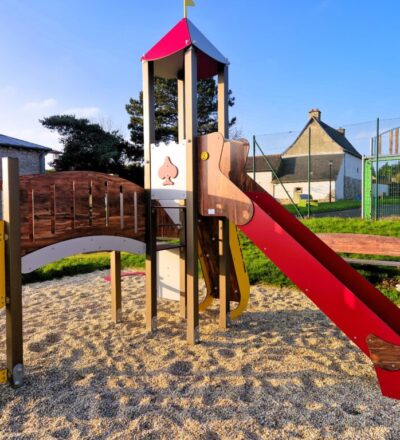 Réhabilitation Aire De Jeux En Plastique Recyclé à Saint Jouan De L'isle.