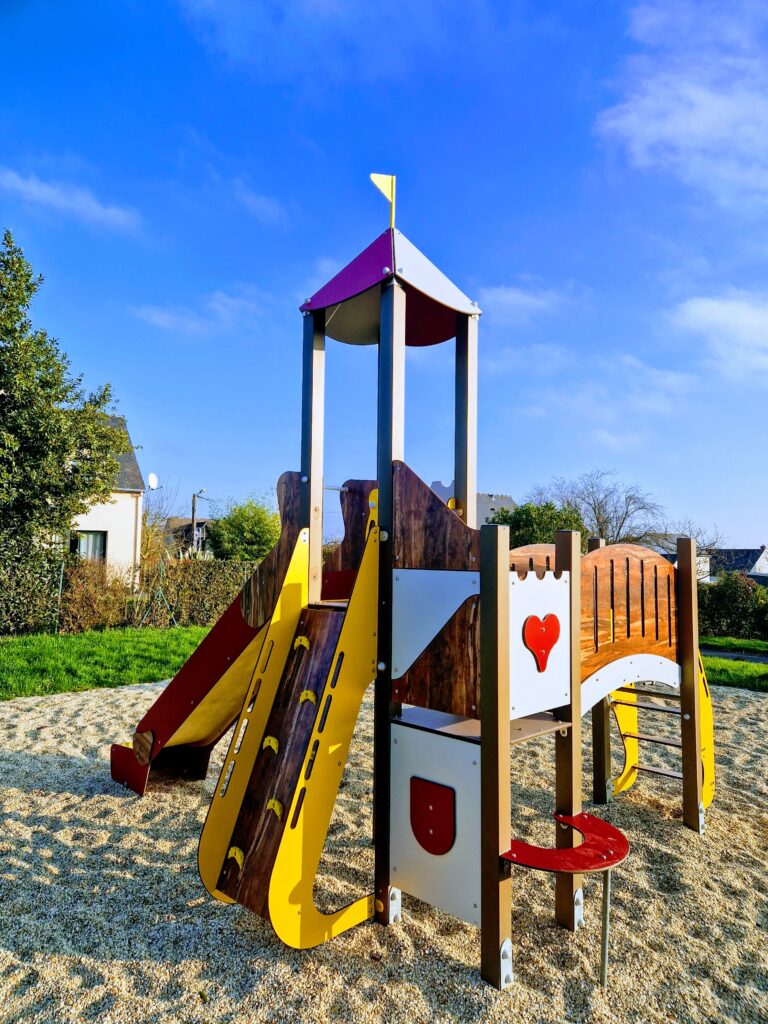 Réhabilitation Aire De Jeux En Plastique Recyclé à Saint Jouan De L'isle. 2