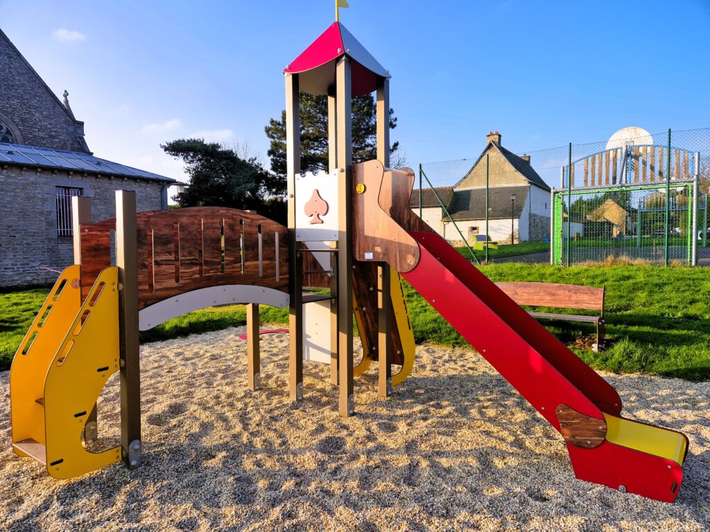 Réhabilitation Aire De Jeux En Plastique Recyclé à Saint Jouan De L'isle.