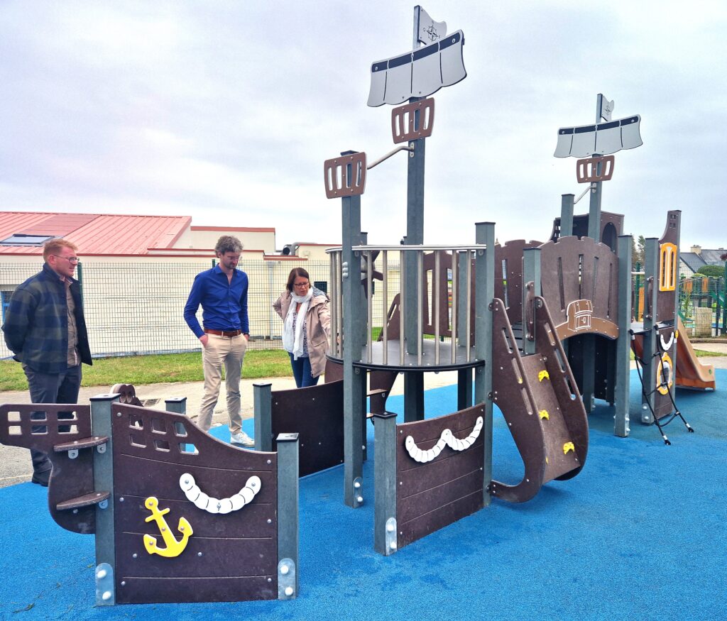 Structure De Jeux En Plastique Recyclé école Sacré Cœur Plougonvelin Finistère. (1)