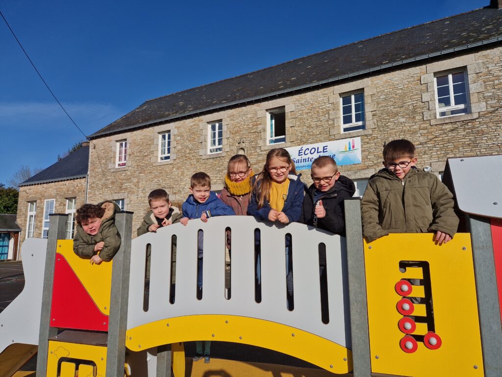 Structure De Jeux En Plastique Recyclé école Sainte Anne Allaire. (1)