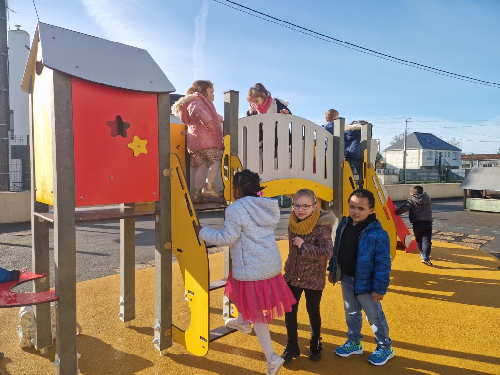 Structure de jeux en plastique recyclé école Sainte-Anne Allaire.
