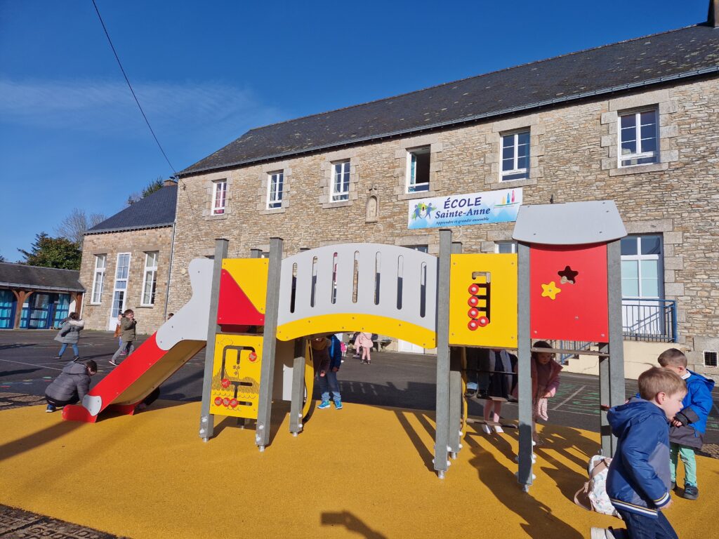 Aménagement de cour d'école avec toboggan et modules de grimpe à Allaire (56).