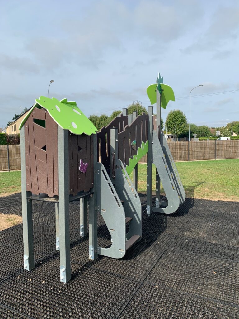 Structure Jeux Multifonctions Plastique Recycle Maison Denfants A Caractere Social La Fleche 1 768x1024